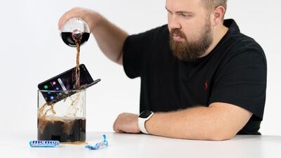 [Wylsacom] Samsung Galaxy Z Fold 3 contre Coca-Cola + Mentos. Qu'est-ce que la norme IPX8 ?