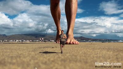 Os meus pés gigantes esmagam um homem minúsculo - Fetiche de macrofilia