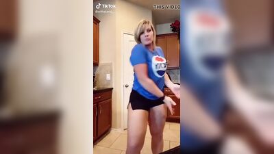 Una ragazza bianca con un bel sedere formoso, una matrigna su TikTok