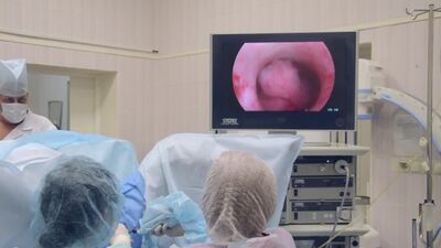 Esecuzione di un'isteroscopia da parte della dottoressa L.N. Batchenko, ginecologa del Centro di Chirurgia Vodnikov