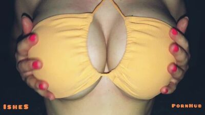 Une super branlette entre les seins. Et oui, ça vaut le coup d'œil