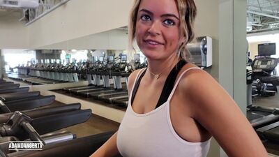 Je l'ai filmée à la salle de sport, puis je l'ai baisée dans la voiture