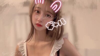 Pessoa sensível do Japão que usa uma vagina artificial