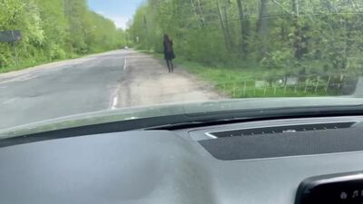 Cała drży na tylnym siedzeniu, a penis nie wychodzi ani na chwilę