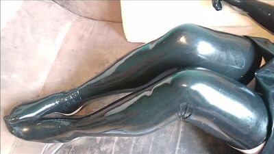 Die Latexdame wartet auf das Vorspiel