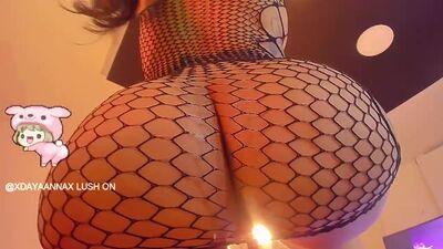 Un joli cul moulé dans une combinaison en résille