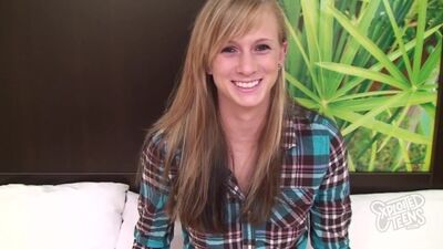 En pleno éxtasis, la rubia se corre y se retuerce