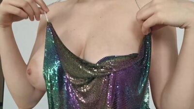 De si jolis seins dans un soutien-gorge brillant