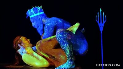 O rei do fundo do mar desfruta de uma brincadeira