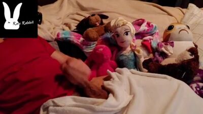 Un vecchio pervertito si masturba sulle sue bambole