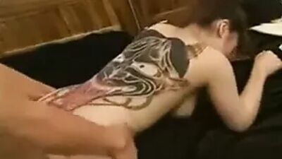 Una geisha japonesa tatuada fue follada con fuerza a lo perrito