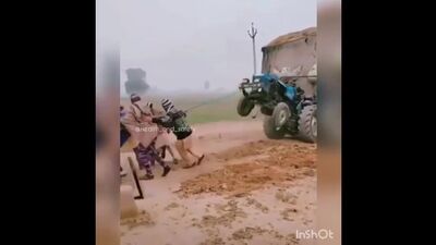 Niebieski traktor jedzie do nas