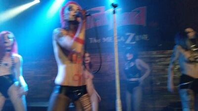 «Жорстокі дочки» — «Трах» — це погане слово. Rockpalast, Бохум — 02.12.2017. Гола на сцені