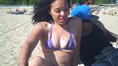 Cette Latine sexy va bientôt se mettre seins nus !