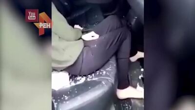 ¡El marido pilló a su mujer con su amante en el coche! ¡Qué sorpresa!