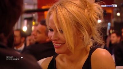 Adil Rami i Pamela Anderson podczas wręczenia nagrody UNFP Trophy 2019 w Studio Gabriel 19 maja 2019 r. w Paryżu, Francja