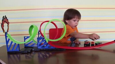 HOT WHEELS – Temka rozpakowuje zestaw HOT WHEELS „Martwa pętla”