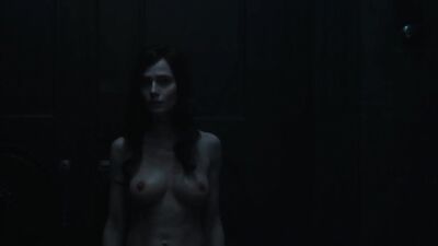 Julia Snigir z odkrytymi piersiami w filmie „Mistrz i Małgorzata” (Rosja, 2024)