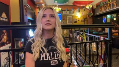 Um tipo qualquer fode-me num bar desportivo e vem-se na minha cara - Eva Elfie - Pornhub.com
