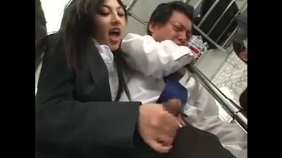 Uma japonesa masturba um pénis no autocarro, à vista de todos, e adora isso!