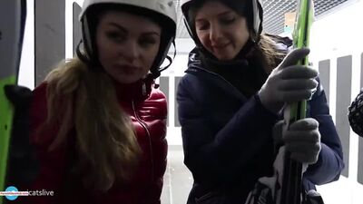 Une trans baise une fille (club de trans)