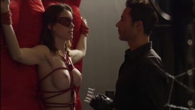 Actrices desnudas (Ashlynn Yennie, Asia Argento) en escenas de sexo