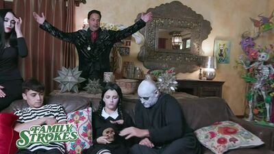 Pornobolt - As belezas da família Addams experimentaram o incesto e sexo com um monstro.mp4