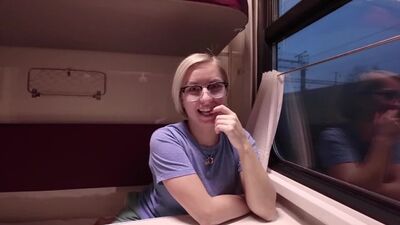 Du sexe dans le train, dans un wagon, dans un compartiment, j'ai baisé ma voisine