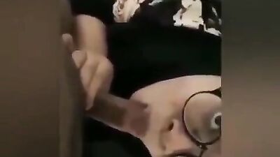 Vidéo porno indonésienne : une fille voilée suce une bite - XNXX.COM(1).mp4