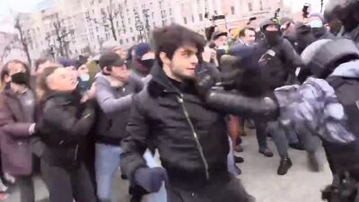 Rissa tra un ceceno e le forze speciali dell'OMON durante la manifestazione del 23 gennaio 2021 a Mosca, in via Pushkinskaya, in occasione della manifestazione di Navalny