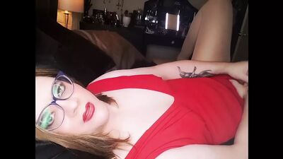 La principessa Bunnie si masturba e raggiunge l'orgasmo nel suo grazioso vestito rosso