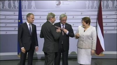 Жан-Клод Юнкер, перебуваючи в стані алкогольного сп’яніння, дав ляпаса лідерам