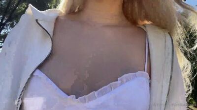 Mila Kitten se enseñó las tetas y el coño en la calle / onlyfans bdsm femdom incesto maduras checas snapchat solo juguetes tetas mofos brazers