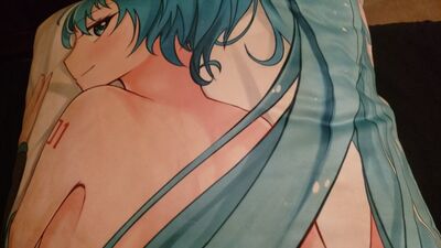 Faço sexo anal com a minha almofada corporal da Hatsune Miku