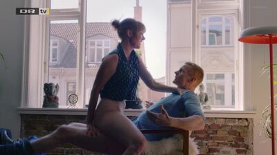 Ditte Hansen nago – Ditte i Louise, sezon 2, odcinek 1 (Dania 2016) 720p