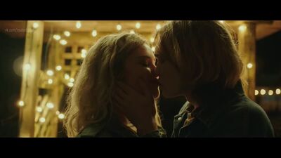 Katherine Langford – Spontaneous (2020) HD 1080p Nagość? Seksowne! Obejrzyj online / Katherine Langford – Spontaneous