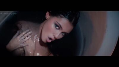 Czy Madison Beer występuje nago w teledysku do utworu „Hurts Like Hell” (2018)? HD 1080p. Seksowne!