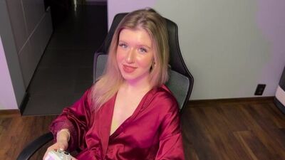 La chica quería jugar a la consola, pero acabó teniendo sexo