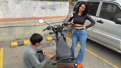 Una desconocida me pide ayuda con la moto, y yo le hago un mantenimiento a su estrecho coño