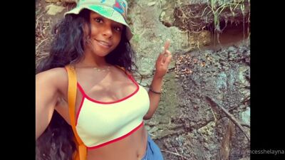 Die vollbusige Helayna Marie / Prinzessin Marie – große Brüste, Brasilianerin, OnlyFans, Höschen, Nackt-Cam, zu Hause