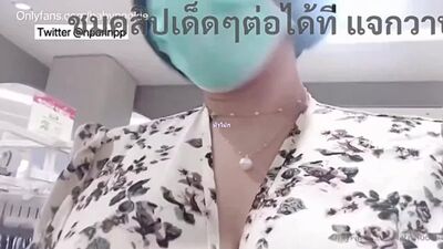 Extrait porno gratuit_babynookie_Nong Nukki en direct depuis une voiture, aux seins généreux_1679325344_7430108756519.mp4