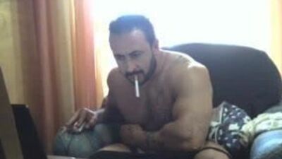 Um pai heterossexual, tatuado e musculoso, masturba-se diante da câmara