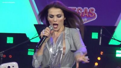 Sati Casanova nue - Émission « Partiynaia Zona » sur Muz-TV (10/12/2017) 1080p