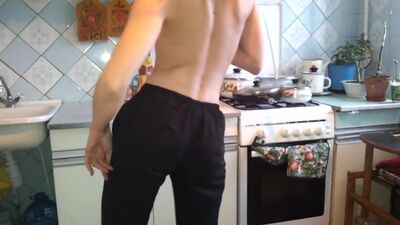 Video amatoriale (non porno) – spogliarello in cucina [720p]