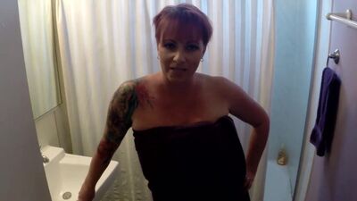 Una milf pelirroja con las tetas grandes