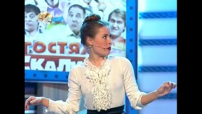 Yulia Mikhalkova sans soutien-gorge dans l'émission « Les pelmenis de l'Oural » - En visite chez Skalka.720
