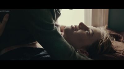 Maya Hawke, les seins nus
