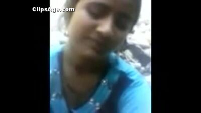 Vídeo MMS de uma jovem adolescente indiana vestida com um salwar azul-celeste a ser exposta e fodida ao ar livre