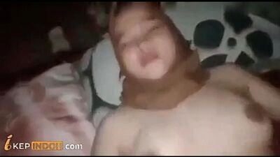 Pinch_Pussy_Smooth_Little_Girl_Hijab_-_DoodStream.mp4