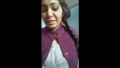 Rapariga cheira a própria vagina após masturbação com os dedos; vídeos MMS de sexo indiano em hindi tornam-se virais – Pornografia para adultos – VIRALKAND.COM.mp4